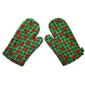 Vintage pair of oven mitts plaid apple print